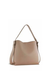 Beige leren schoudertas met een gebogen bovenkant, verstelbare schouderriem en minimalistisch ontwerp. Gladde textuur en subtiele logo-detail aan de basis.