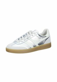 Weiße Sneaker mit metallischen Silberakzenten, featuring ein Obermaterial aus Wildleder und Synthetik, runde Zehenform, Schnürdesign und Sohle aus Gummi.