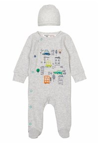 Grå babysuit med lange ærmer og trykknapper, prydet med farverige broderede mønstre af biler og bygninger. Inkluderer en matchende grå hat.