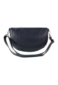 Zwarte leren schoudertas met een gebogen vorm, een gestructureerd oppervlak en een lange riem. Heeft zilverkleurige hardware en een minimalistisch ontwerp.