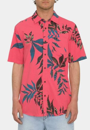 Camisa de manga corta rosa con patrones de hojas en azul y negro, cierre de botón y bolsillo en el pecho. Tela suave con un corte relajado.