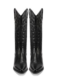 Stivali da cowboy neri con punte appuntite, pelle decorata, ricami raffinati e un tacco alto e curvato caratterizzato da motivi intricati.