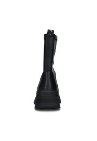 Zwarte enkellaarsjes van glad leer, met een hoge schacht, een ritssluiting aan de achterkant en een getextureerde plateauzool met merklogo.