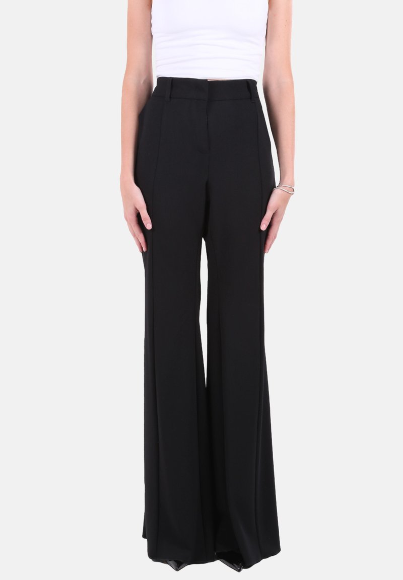 Pantaloni neri a gamba larga con una trama liscia, vita alta e pieghe frontali. Il tessuto è leggero e modellato per una vestibilità strutturata.