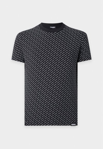 T-shirt noir à manches courtes avec un motif de texte blanc en diagonale sur toute la surface et une petite étiquette logo blanche en bas à droite.
