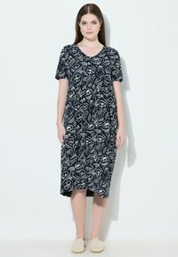 Mekko laivastonsininen kukkakuviolla ja valkoisilla viivoilla, lyhyet hihat, V-pääntie ja keskikalkkoon saakka ulottuva pituus. Kevyt kangas ja rento malli.