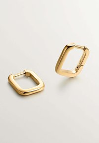 Pendientes de aro en tono dorado con forma cuadrada, que presentan un acabado suave y bordes redondeados, contrastando con los extremos abiertos para facilitar su uso.