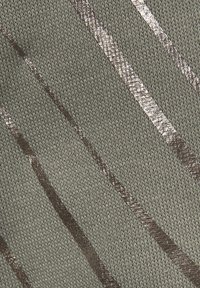 Textil mit Textur in gedämpftem Grün und metallisch silbernen diagonalen Streifen. Die Streifen variieren in der Breite, was dem Material visuelles Interesse verleiht.