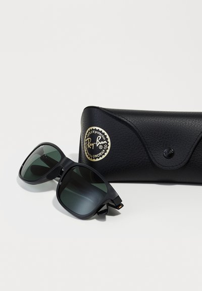 Lunettes de soleil noires rectangulaires avec des verres foncés, ornées d'accents en logo doré. Accompagnées d'une coque en cuir noir texturé.