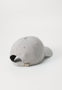 Graue Baumwoll-Baseballmütze mit einem gebogenen Schild, verstellbarem Riemen am Rücken und sechs Belüftungsöffnungen. Glatte Oberfläche und einfaches Design.