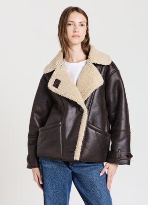 Giacca in ecopelle marrone con colletto in shearling beige, design doppiopetto, grandi tasche e dettagli con bottoni. Finitura texturizzata.