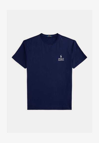 Tmavomodré tričko s krátkym rukávom a okrúhlym výstrihem s malým bielym logom Polo Ralph Lauren na ľavej strane hrudníka.