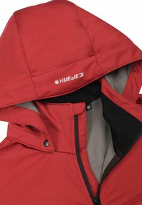 Giacca rossa con cappuccio, zip nera e bottoni a pressione, rivestimento interno in pile grigio e logo con testo bianco sul cappuccio.