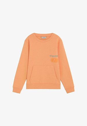 Sweatshirt in zacht oranje met lange mouwen, een buidelzak aan de voorkant en een klein "Scalpers"-logo met schedelafbeelding op de linkerbovenkant.