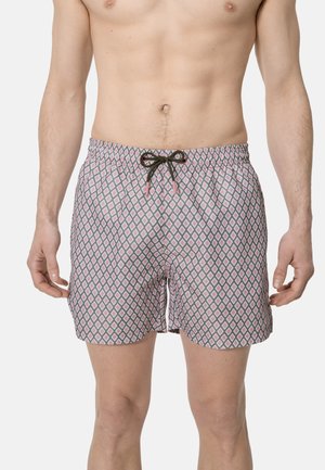 Torso masculino con bañador de baño de patrón de diamantes en rosa y gris, con un cordón negro atado en la cintura.