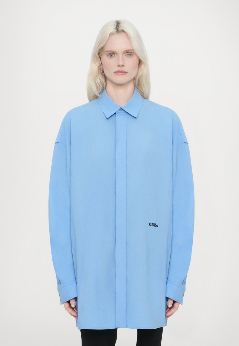 032c - PLEASE STEAM OVERSIZED SHIRT - Button-down blouse - light blue, Enlarge