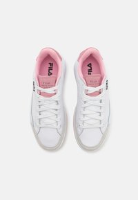 Scarpe sportive bianche con accenti rosa, realizzate in materiale sintetico, con punta tonda, design con lacci e dettagli del logo sulla linguetta e sul lato.