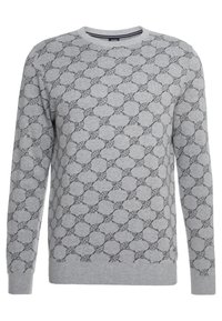 Maglione grigio lavorato a maglia con un motivo testurizzato di cerchi e linee intrecciate. Presenta un collo rotondo e maniche lunghe.