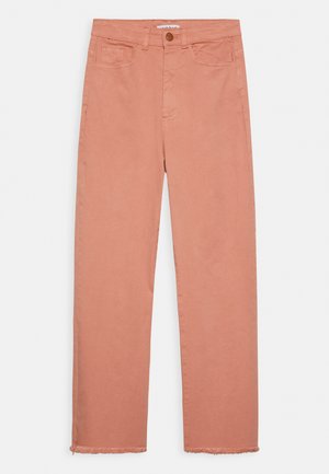 Jeans de perna larga cor-de-rosa claro, feitos de algodão, com uma bainha desfiada, design de cinco bolsos e fecho por botão.
