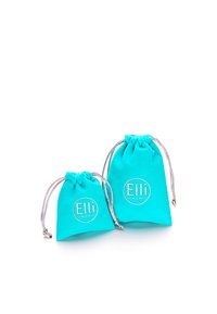 Bolsas de drawstring en color turquesa, fabricadas en material suave, con herrajes plateados y un logo blanco. Una bolsa es más grande que la otra.