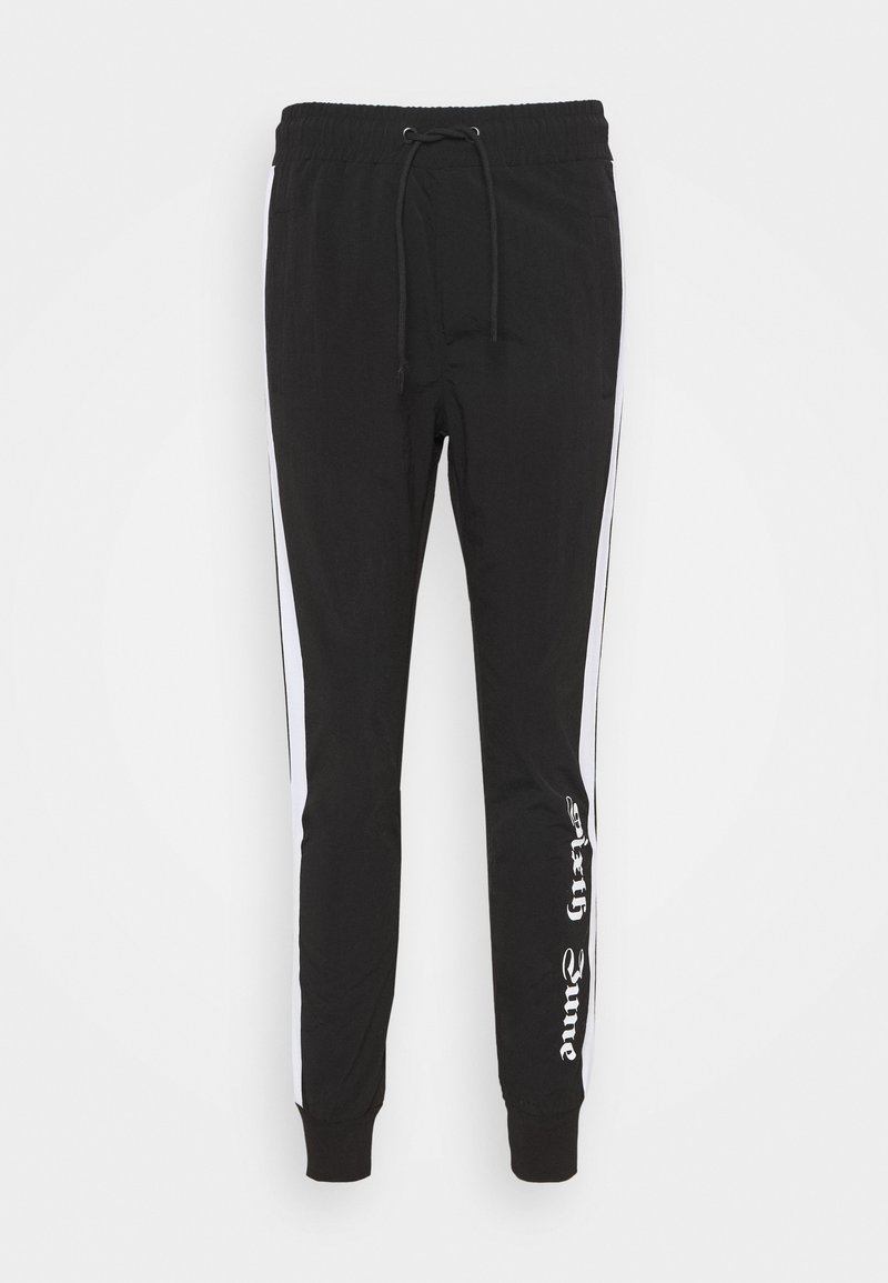 Svart joggebukse med elastisk midje og snor. Har hvite stripe på siden og tekstdetalj på venstre ben. Tapered fit.