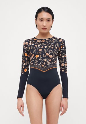Maillots de bain noir à manches longues présentant un motif floral orange sur le torse, avec un bas noir uni et une bordure contrastée en crochet.