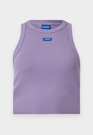 Bezrukávový lila rebrovaný pletený top s okrúhlym výstrihom a modrou nášivkou s logom HUGO umiestnenou uprostred pod golierom.