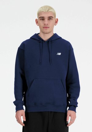 Hoodie bleu marine en tissu doux, avec une poche kangourou à l'avant, une capuche réglable et un logo blanc sur la poitrine.