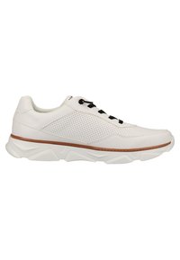 Hvide sneakers med en glat læderoverdel, sorte snørebånd, perforerede detaljer og en tekstureret gummisål med en brun stripe.