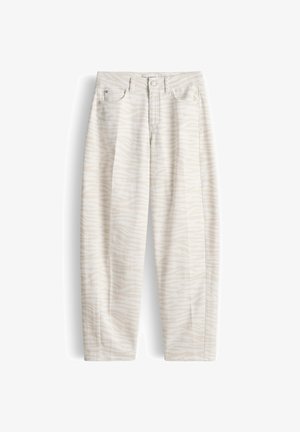 Pantalon beige clair à jambes droites avec un subtil imprimé zèbre, bouton et fermeture éclair à l'avant, et style à cinq poches.