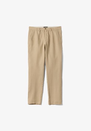 Pantalon beige à jambes droites avec passants pour ceinture, bouton frontal, fermeture éclair et poches latérales, présenté à plat sur un fond blanc.