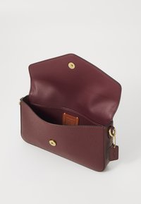 COACH WYN CROSSBODY - Torba čez telo - merlot