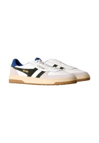 Sneaker bianco con strisce verdi e nere, dettagli in suede, tallone blu, logo dorato e suola in gomma. Presenta una punta perforata per la traspirabilità.