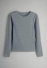 Langärmeliges Shirt mit schmalen schwarz-weißen Streifen, Rundhalsausschnitt und weichem, leicht dehnbarem Stoff.