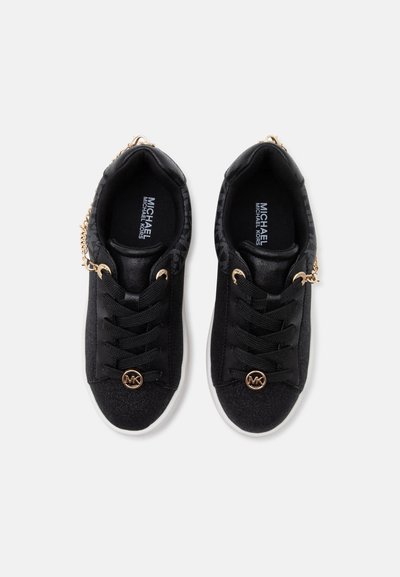 Ζευγάρι μαύρα sneakers Michael Kors με μαύρα κορδόνια, χρυσό λογότυπο MK στη μύτη και μικρή χρυσή αλυσίδα στα πλαϊνά.
