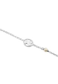 Bracciale in argento con un accento rotondo e attorcigliato, caratterizzato da un design a intaglio e una piccola perla beige.