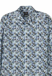 Hemd mit Kragen aus hellblauem Stoff, der mit einem floralen Muster in dunklem Blau, Grün und Brauntönen versehen ist, mit dezentem Glanz und Knöpfen.