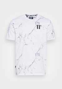 Camiseta blanca con un patrón de mármol, mangas cortas y un pequeño logo negro en el pecho. Fabricada con un tejido suave y transpirable.