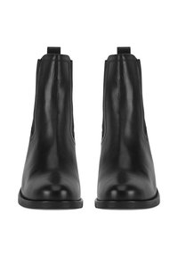 Czarne skórzane botki Chelsea o gładkim wykończeniu, z elastycznymi bocznymi panelami, zaokrąglonym noskiem i pętelkami z tyłu. Płaskie gumowe podeszwy.