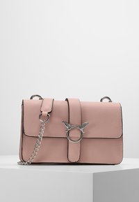 Borsa a tracolla in ecopelle rosa con forma rettangolare, tracolla in catena argentata, chiusura a patta e un dettaglio decorativo circolare.
