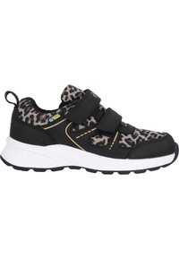 Baskets noires de sport avec une tige imprimée léopard, deux sangles Velcro, semelle amortissante et semelle intermédiaire blanche. Présente des matériaux texturés et des accents jaunes.