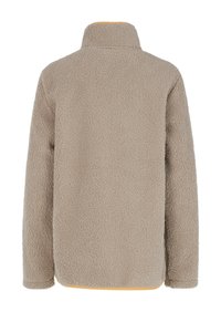 Chaqueta de forro polar color canela con un acabado suave y texturizado, cuello alto y un forro amarillo en el dobladillo. Mangas largas y sin cierres visibles.