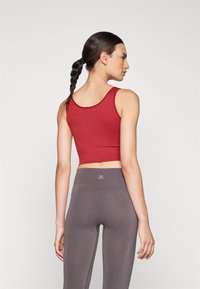ONLY Play ONPJAIA LIFE SEAM SHORT - Top - sun-dried tomato