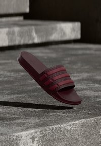 Δεν επιλέχθηκε, maroon/shadow red
