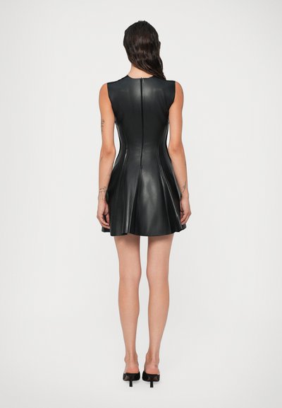 Μαύρο στενό φόρεμα χωρίς μανίκια από τεχνητό δέρμα, εφαρμοστό κορμό, φαρδιά φούστα, λεπτομέρεια με φερμουάρ πίσω, λεία υφή, μήκος πάνω από το γόνατο.