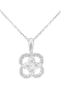 Strieborný prívesok v podobe náhrdelníka s prepracovaným kvetinovým dizajnom, ozdobený malými čírymi kamenčekmi, zavesený na jemnom reťazci.