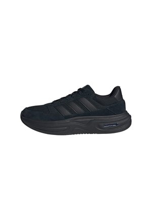Czarny sneaker Adidas z siatkową i zamszową cholewką, podeszwą Cloudfoam oraz charakterystycznymi trzema paskami z boku, pokazany z profilu.