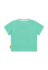 Camiseta verde para niño pequeño con mangas cortas, un cuello redondo con un borde a rayas en azul marino y blanco, y una pequeña etiqueta amarilla en el lateral.