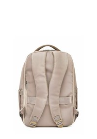 Beżowy plecak z wyściełanymi szelkami, boczną kieszonką na zamek, gładką teksturą i uchwytem na górze. Charakteryzuje się eleganckim designem.