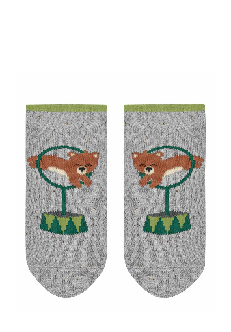 Graue Socken mit grünen Akzenten, auf denen ein brauner Bär auf einem grünen Karussell springt. Strickdesign mit gesprenkelter Textur im gesamten Material.